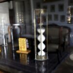 23.03.2016 Jędrzejów. Muzeum im. Przypkowskich.  Szary salon. Ekspozycja części zbiorów do pomiaru czasu, w tym modeli wykonanych przez Feliksa Przypkowskiego. / Jarosław Kubalski / Radio Kielce