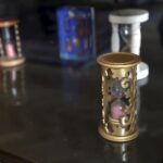 23.03.2016 Jędrzejów. Muzeum im. Przypkowskich.  Szary salon. Ekspozycja części zbiorów do pomiaru czasu, w tym modeli wykonanych przez Feliksa Przypkowskiego. / Jarosław Kubalski / Radio Kielce