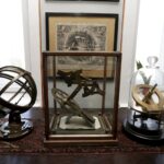 23.03.2016 Jędrzejów. Muzeum im. Przypkowskich.  Szary salon. Ekspozycja części zbiorów do pomiaru czasu, w tym modeli wykonanych przez Feliksa Przypkowskiego. / Jarosław Kubalski / Radio Kielce