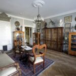 23.03.2016 Jędrzejów. Muzeum im. Przypkowskich.  Szary salon. Ekspozycja części zbiorów do pomiaru czasu, w tym modeli wykonanych przez Feliksa Przypkowskiego. / Jarosław Kubalski / Radio Kielce