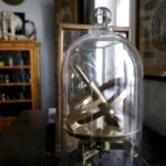 23.03.2016 Jędrzejów. Muzeum im. Przypkowskich.  Szary salon. Ekspozycja części zbiorów do pomiaru czasu, w tym modeli wykonanych przez Feliksa Przypkowskiego. / Jarosław Kubalski / Radio Kielce