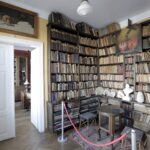 23.03.2016 Jędrzejów. Muzeum im. Przypkowskich. Biblioteczka. / Jarosław Kubalski / Radio Kielce