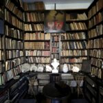 23.03.2016 Jędrzejów. Muzeum im. Przypkowskich. Biblioteczka. / Jarosław Kubalski / Radio Kielce