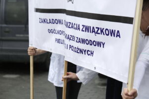 04.07.2017 Kielce. Protest pielęgniarek przed ŚCO. / Jarosław Kubalski / Radio Kielce
