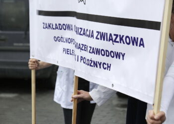 04.07.2017 Kielce. Protest pielęgniarek przed ŚCO. / Jarosław Kubalski / Radio Kielce
