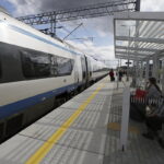 21.08.2017 Włoszczowa. Stacja Włoszczowa północ. Pociąg Intercity. / Jarosław Kubalski / Radio Kielce