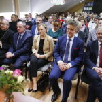 09.10.2018 Kielce. Kampania "Pola nadziei" w hospicjum przy ulicy Mieszka I. Od lewej: ksiądz Andrzej Kaleta - biskup pomocniczy Diecezji Kielecki, Andrzej Michalski – dyrektor Państwowego Funduszu Rehabilitacji Osób Niepełnosprawnych, oddział Kielce, Ewa Kopolovets – dyrektor Wydziału Polityki Społecznej i Zdrowia w Urzędzie Wojewódzkim w Kielcach, Krzysztof Słoń – senator PiS, Kazimierz Mądzik – Świętokrzyski Kurator Oświaty / Jarosław Kubalski / Radio Kielce