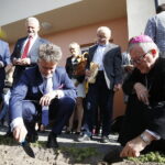 09.10.2018 Kielce. Kampania "Pola nadziei" w hospicjum przy ulicy Mieszka I. Sadzenie żonkili. Poseł Krzysztof Słoń i biskup  Andrzej Kaleta / Jarosław Kubalski / Radio Kielce