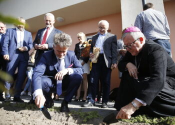 09.10.2018 Kielce. Kampania "Pola nadziei" w hospicjum przy ulicy Mieszka I. Sadzenie żonkili. Poseł Krzysztof Słoń i biskup  Andrzej Kaleta / Jarosław Kubalski / Radio Kielce