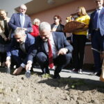 09.10.2018 Kielce. Kampania "Pola nadziei" w hospicjum przy ulicy Mieszka I. Sadzenie żonkili / Jarosław Kubalski / Radio Kielce