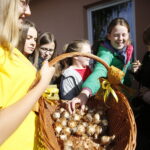 09.10.2018 Kielce. Kampania "Pola nadziei" w hospicjum przy ulicy Mieszka I. Sadzenie żonkili / Jarosław Kubalski / Radio Kielce