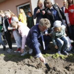 09.10.2018 Kielce. Kampania "Pola nadziei" w hospicjum przy ulicy Mieszka I. Sadzenie żonkili / Jarosław Kubalski / Radio Kielce