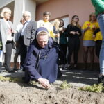 09.10.2018 Kielce. Kampania "Pola nadziei" w hospicjum przy ulicy Mieszka I. Sadzenie żonkili / Jarosław Kubalski / Radio Kielce