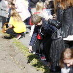 09.10.2018 Kielce. Kampania "Pola nadziei" w hospicjum przy ulicy Mieszka I. Sadzenie żonkili / Jarosław Kubalski / Radio Kielce