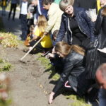 09.10.2018 Kielce. Kampania "Pola nadziei" w hospicjum przy ulicy Mieszka I. Sadzenie żonkili / Jarosław Kubalski / Radio Kielce