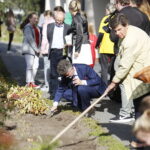 09.10.2018 Kielce. Kampania "Pola nadziei" w hospicjum przy ulicy Mieszka I. Sadzenie żonkili / Jarosław Kubalski / Radio Kielce