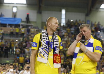 03.06.2018 Kielce. Mecz finałowy PGNiG Superligi PGE VIve Kielce - Wisła Płock. PGE Vive Kielce zdobyło Mistrza Polski po raz piętnasty. Pożegnanie zawodników. Karol Bielecki i Bertus Servaas / Jarosław Kubalski / Radio Kielce