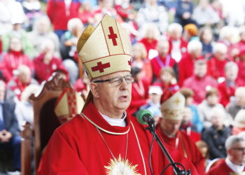 22.09.2018 Święty Krzyż. Świętokrzyski Rajd Pielgrzymkowy zakończył się mszą świętą na błoniach przed klasztorem. Na zdjęciu: Jan Piotrowski - biskup kielecki / Jarosław Kubalski / Radio Kielce