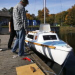 09.10.2018 Kielce. Zalew. Żaglówka, którą MOPR kupił seniorom. W modernizacje łodzi zaangażowani byli seniorzy z  Klubu przy ul. św. Stanisława Kostki / Jarosław Kubalski / Radio Kielce