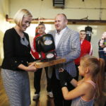 10.10.2018 Kielce. Renata Janik, doradca wicepremiera Jarosława Gowina, otrzymała pamiątkowe rękawice bokserskie z rąk prezesa KKB RUSHH Grzegorza Nowaczka / Jarosław Kubalski / Radio Kielce