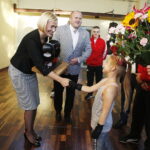 10.10.2018 Kielce. Renata Janik, doradca wicepremiera Jarosława Gowina, otrzymała pamiątkowe rękawice bokserskie z rąk prezesa KKB RUSHH Grzegorza Nowaczka / Jarosław Kubalski / Radio Kielce