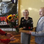 10.10.2018 Kielce. Renata Janik, doradca wicepremiera Jarosława Gowina, otrzymała pamiątkowe rękawice bokserskie z rąk prezesa KKB RUSHH Grzegorza Nowaczka / Jarosław Kubalski / Radio Kielce