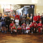 10.10.2018 Kielce. Renata Janik, doradca wicepremiera Jarosława Gowina, otrzymała pamiątkowe rękawice bokserskie z rąk prezesa KKB RUSHH Grzegorza Nowaczka / Jarosław Kubalski / Radio Kielce