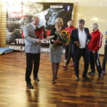 10.10.2018 Kielce. Renata Janik, doradca wicepremiera Jarosława Gowina, otrzymała pamiątkowe rękawice bokserskie z rąk prezesa KKB RUSHH Grzegorza Nowaczka / Jarosław Kubalski / Radio Kielce