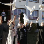 11.10.2018 Rykoszyn. Nadanie imienia marszałka Józefa Piłsudskiego szkole podstawowej. Wójt Piekoszowa Zbigniew Piątek, dyrektor szkoły Marzena Szymczyk, wojewoda Agata Wojtyszek i ks. Tadeusz Lalewicz / Jarosław Kubalski / Radio Kielce