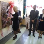 11.10.2018 Rykoszyn. Nadanie imienia marszałka Józefa Piłsudskiego szkole podstawowej. Tablicę odsłonili wojewoda Agata Wojtyszek, dyrektor Marzena Szymczyk i wójt Piekoszowa Zbigniew Piątek / Jarosław Kubalski / Radio Kielce