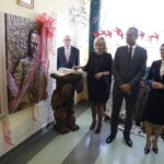 11.10.2018 Rykoszyn. Nadanie imienia marszałka Józefa Piłsudskiego szkole podstawowej. Tablicę odsłonili wojewoda Agata Wojtyszek, dyrektor Marzena Szymczyk i wójt Piekoszowa Zbigniew Piątek / Jarosław Kubalski / Radio Kielce