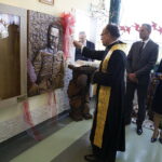 11.10.2018 Rykoszyn. Nadanie imienia marszałka Józefa Piłsudskiego szkole podstawowej. Tablicę odsłonili wojewoda Agata Wojtyszek, dyrektor Marzena Szymczyk i wójt Piekoszowa Zbigniew Piątek / Jarosław Kubalski / Radio Kielce