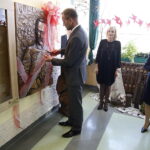 11.10.2018 Rykoszyn. Nadanie imienia marszałka Józefa Piłsudskiego szkole podstawowej. Tablicę odsłonili wojewoda Agata Wojtyszek, dyrektor Marzena Szymczyk i wójt Piekoszowa Zbigniew Piątek / Jarosław Kubalski / Radio Kielce