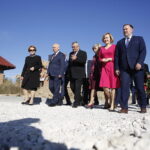 12.10.2018 Bilcza. Wizyta ministra infrastruktury Andrzeja Adamczyka. Poseł Maria Zuba, burmistrz Morawicy Marian Buras, minister Andrzej Adamczyk, prezes MPK Elżbieta Śreniawska, poseł Anna Krupka i poseł Marek Kwitek / Jarosław Kubalski / Radio Kielce