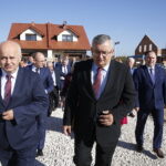 12.10.2018 Bilcza. Wizyta ministra infrastruktury Andrzeja Adamczyka. Burmistrz Morawicy Marian Buras i minister Andrzej Adamczyk / Jarosław Kubalski / Radio Kielce