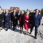 12.10.2018 Bilcza. Wizyta ministra infrastruktury Andrzeja Adamczyka. Poseł Maria Zuba, burmistrz Morawicy Marian Buras, minister Andrzej Adamczyk, prezes MPK Elżbieta Śreniawska, poseł Anna Krupka i poseł Marek Kwitek / Jarosław Kubalski / Radio Kielce
