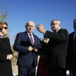 12.10.2018 Bilcza. Wizyta ministra infrastruktury Andrzeja Adamczyka. Poseł Maria Zuba, burmistrz Morawicy Marian Buras, minister Andrzej Adamczyk i poseł Marek Kwitek / Jarosław Kubalski / Radio Kielce