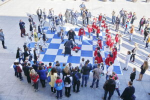 14.10.2018 Kielce. WDK. Turniej szachowy i pokaz żywych szachów / Jarosław Kubalski / Radio Kielce