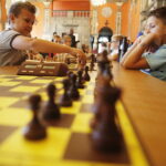 14.10.2018 Kielce. WDK. Turniej szachowy i pokaz żywych szachów / Jarosław Kubalski / Radio Kielce