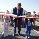 16.10.2018 Kielce. Otwarcie placu zabaw przy ulicy Dewońskiej. Prezydent Kielc Wojciech Lubawski i Ryszard Muciek - dyrektor Wydziału Usług Komunalnych i Zarządzania Środowiskiem UM / Jarosław Kubalski / Radio Kielce