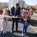 16.10.2018 Kielce. Otwarcie placu zabaw przy ulicy Dewońskiej. Prezydent Kielc Wojciech Lubawski i Ryszard Muciek - dyrektor Wydziału Usług Komunalnych i Zarządzania Środowiskiem UM / Jarosław Kubalski / Radio Kielce