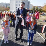 16.10.2018 Kielce. Otwarcie placu zabaw przy ulicy Dewońskiej. Prezydent Kielc Wojciech Lubawski i Ryszard Muciek - dyrektor Wydziału Usług Komunalnych i Zarządzania Środowiskiem UM / Jarosław Kubalski / Radio Kielce