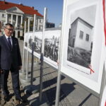 16.10.2018 Kielce. Wystawa na Rynku „Wodociągi Kieleckie – Dziecko Niepodległej Polski”. Wodociągi na starych fotografiach. Zastępca prezydenta miasta Czesław Gruszewski i prezes Wodociągów Kieleckich Henryk Milcarz / Jarosław Kubalski / Radio Kielce