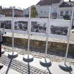 16.10.2018 Kielce. Wystawa na Rynku „Wodociągi Kieleckie – Dziecko Niepodległej Polski”. Wodociągi na starych fotografiach / Jarosław Kubalski / Radio Kielce