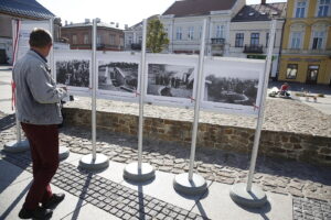 16.10.2018 Kielce. Wystawa na Rynku „Wodociągi Kieleckie – Dziecko Niepodległej Polski”. Wodociągi na starych fotografiach / Jarosław Kubalski / Radio Kielce