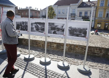 16.10.2018 Kielce. Wystawa na Rynku „Wodociągi Kieleckie – Dziecko Niepodległej Polski”. Wodociągi na starych fotografiach / Jarosław Kubalski / Radio Kielce