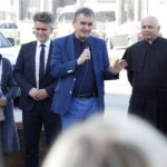 17.10.2018 Kielce. Obchody Międzynarodowego Dnia Walki z Ubóstwem przy Płycie Praw Człowieka. Senator Krzysztof Słoń, prezydent Kielc Wojciech Lubawski i ks. Jacek Koc / Jarosław Kubalski / Radio Kielce