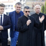 17.10.2018 Kielce. Obchody Międzynarodowego Dnia Walki z Ubóstwem przy Płycie Praw Człowieka. Senator Krzysztof Słoń, prezydent Kielc Wojciech Lubawski, ks. Andrzej Drapała i ks. Jacek Koc / Jarosław Kubalski / Radio Kielce