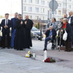 17.10.2018 Kielce. Obchody Międzynarodowego Dnia Walki z Ubóstwem przy Płycie Praw Człowieka. Senator Krzysztof Słoń, prezydent Kielc Wojciech Lubawski, ks. Andrzej Drapała i ks. Jacek Koc / Jarosław Kubalski / Radio Kielce