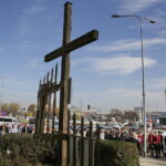 17.10.2018 Kielce. Obchody Międzynarodowego Dnia Walki z Ubóstwem przy Krzyżu Pamięci Zmarłych Bezdomnych / Jarosław Kubalski / Radio Kielce
